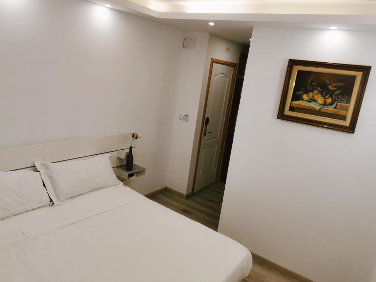 Barcelona Coronahostal Badalona Ruang foto